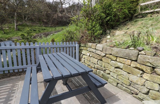 PEBBLE COTTAGE, family friendly, with a garden in Robin Hood’s Bay