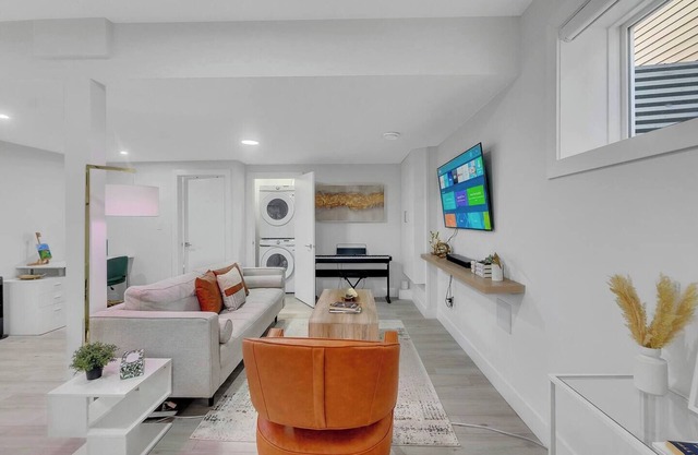 Pedro - Stylish & Modern Basement Suite: Sleeps 4