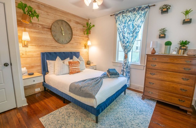 Pelican Hideaway - Charleston’s Most Charming rental with entire backyard