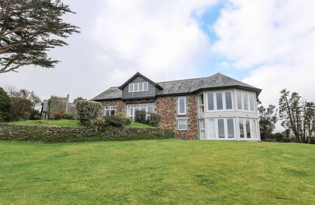PENARVON HOUSE, pet friendly, luxury holiday cottage in Helford