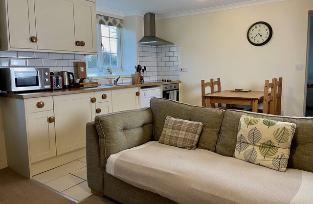 Pendragon Cottage Hengroen Lounge/Diner Sleeps 4