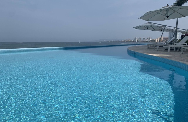 PENINSULA BEACHFRONT 3,300 SQ FT 4BR BR. PANORAMIC VIEW, STEPS TO SAND. 🏖️