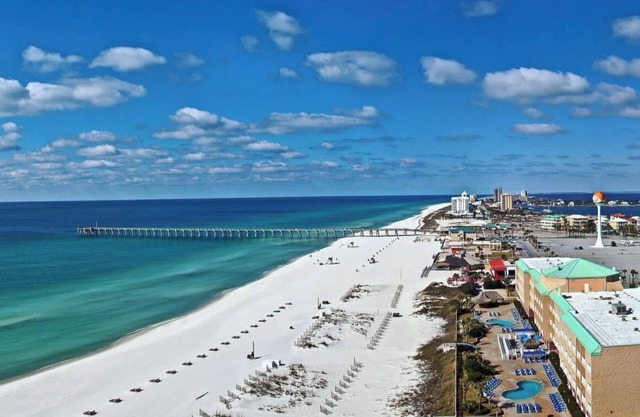 Pensacola Cottage w fenced yard - close to NAS & Blue Angels + EV super charger