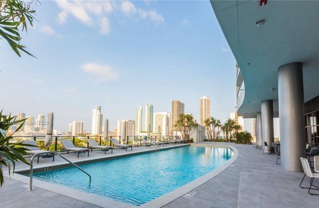 Penthouse 1BD 1.5BTH w Den Area & Large Balcony