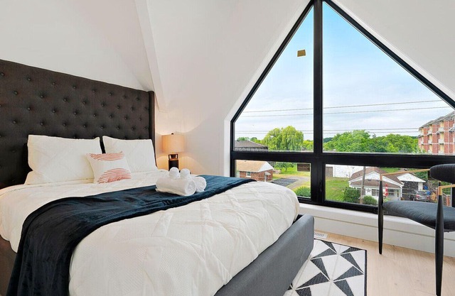 Penthouse 2BR w/Rooftop, Parking & Mins to Falls!