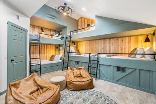 Penthouse 7 on Taneycomo - Chic Waterfront Condo
