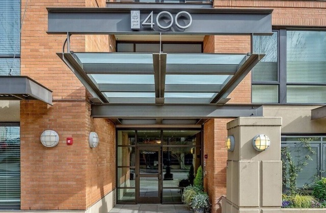 Penthouse condo walking distance to PSNS shipyard and fast ferry to Seattle.