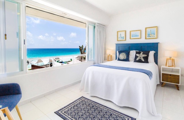 PENTHOUSE FACING THE SEA, STEPS TO THE BEACH