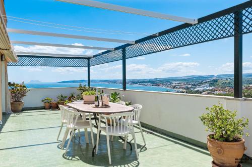 Penthouse Seaview Ref #103