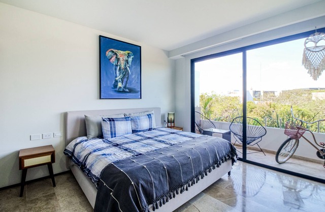 Penthouse studio with pool, balcony, gym, & spa - great location near shops