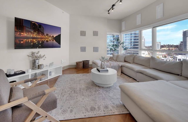 Penthouse Views 2BR/2BA High-Rise Retreat
