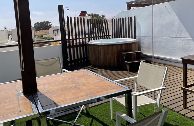 Penthouse with Jacuzzi 100 meters from the beach