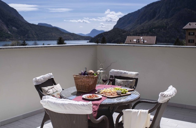 Penthouse with lake and mountain views in Molveno