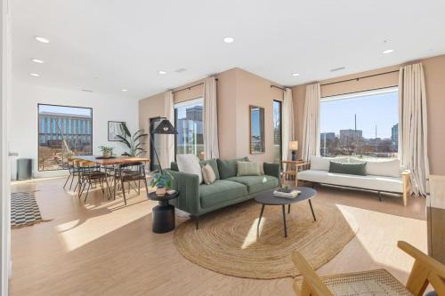 Penthouse with Patio Walk to Downtown 3 Bedrooms 5 Beds