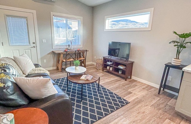Penticton Guesthouse with King Bed