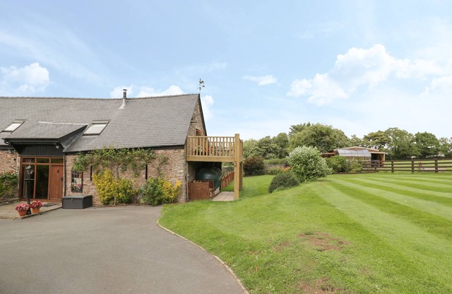 PENTRE BARN, family friendly, luxury holiday cottage in Mardy