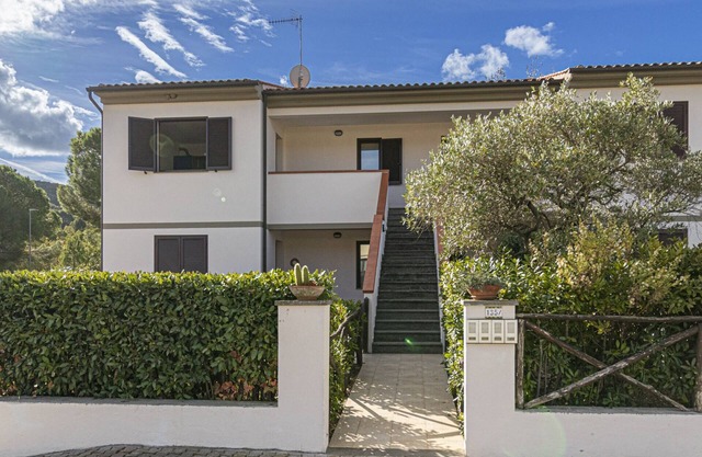 Peonia apartment, in Lacona, in a terraced house, with equipped balcony and wi-fi. Perfect location