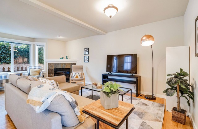 Perch - Walk to Lake Union! Spacious 3BR/3.5BA w/ Garage