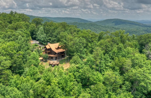 Perched near the top of the mountain in the highly sought after Aska Adventure Area, Copper Top offers the ideal setting and amenities for a luxurious mountaintop getaway that you’ll never forget.
