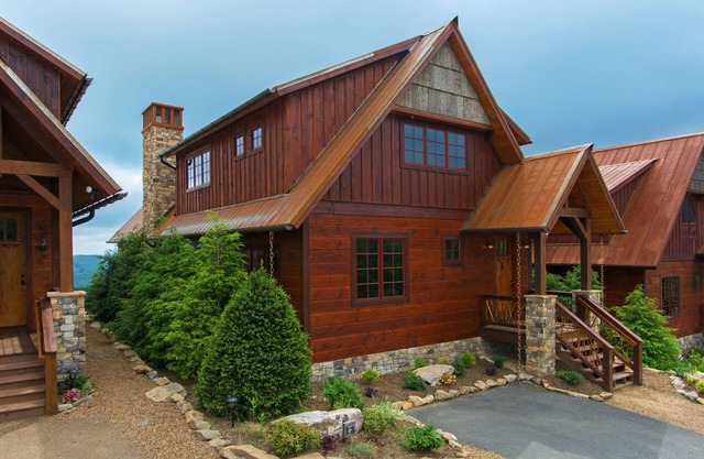Peregrine's Perch- amazing views, hot tub, outdoor fireplace, Eagles Nest amenities