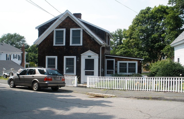 Perfect apartment for a single or couple. Short walk to Front Beach and Town.