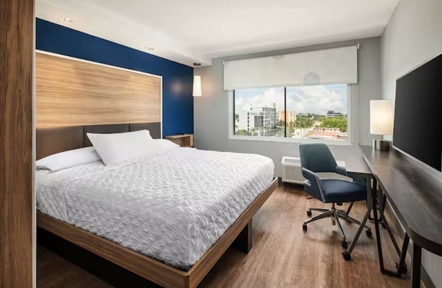 Perfect Couple Escape | Steps to Frost Park, Marina, Parking!