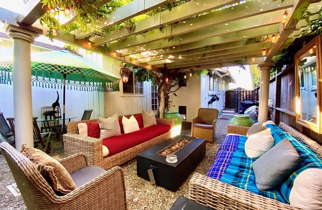 Perfect cozy and comfortable getaway two blocks from Oldtown State Street!