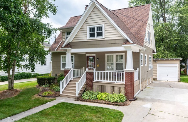 Perfect Downtown Frankenmuth Location! Sleeps Up to 12 and Walk to Everything!