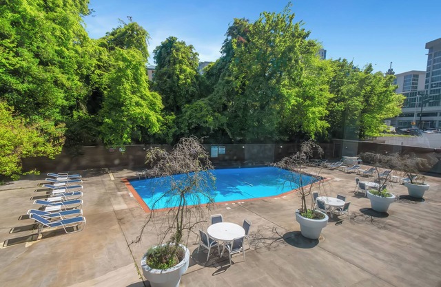 Perfect DTWN Condo with King beds - Walk to Comic Con