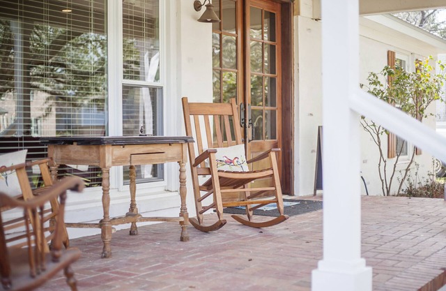 Perfect family home in West Ashley, minutes to Folly Beach & Downtown Charleston