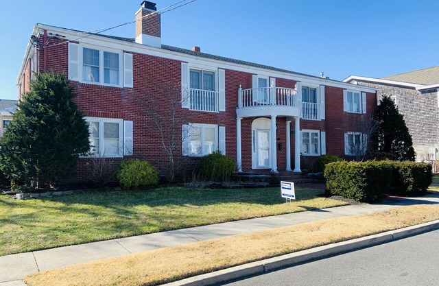 Perfect for families, large groups, weddings. Two blocks to beautiful beaches!