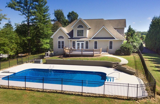 Perfect for family! Luxurious home ~ 20mins to Asheville!