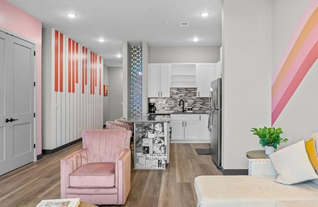 Perfect for Groups: 2BR & 8Min to Broadway