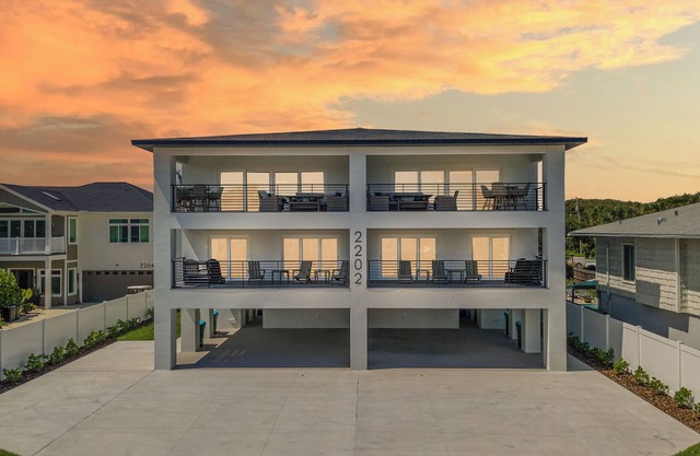 🌊Perfect for Large Groups + Families | Steps to Beach | Flip Flop Living NSB🌊