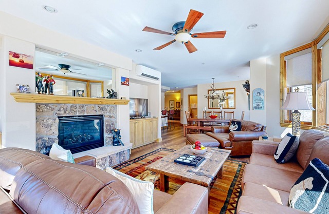 Perfect Getaway with Mountain Views, Balcony, Shared Pool & Hot Tubs
