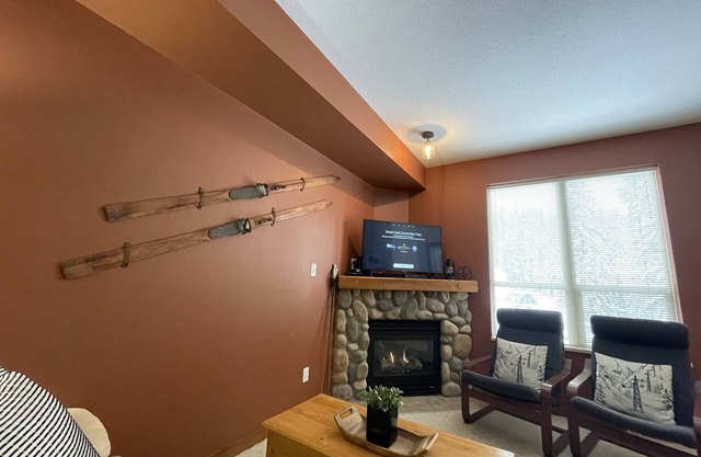 Perfect Ground Floor Condo in Creekside - ski right from your door!