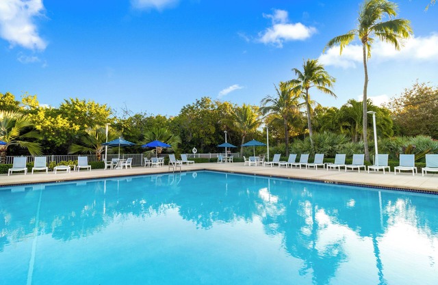 Perfect Hideaway! 3 Relaxing Suites | Outdoor Pool + Beautiful Ocean View!