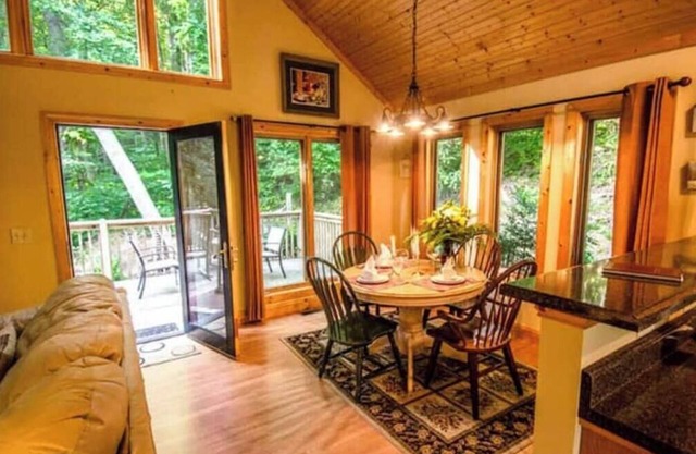 Perfect Honeymoon cabin w/hot tub