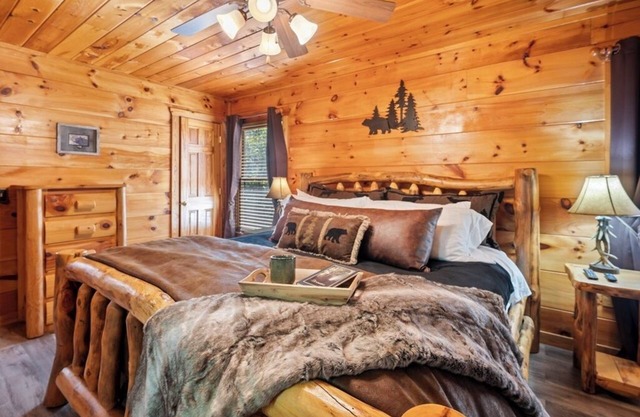 Perfect Hub: Near Gatlinburg & Pigeon Forge, Wi-Fi, New Hot Tub & Treetop Views!