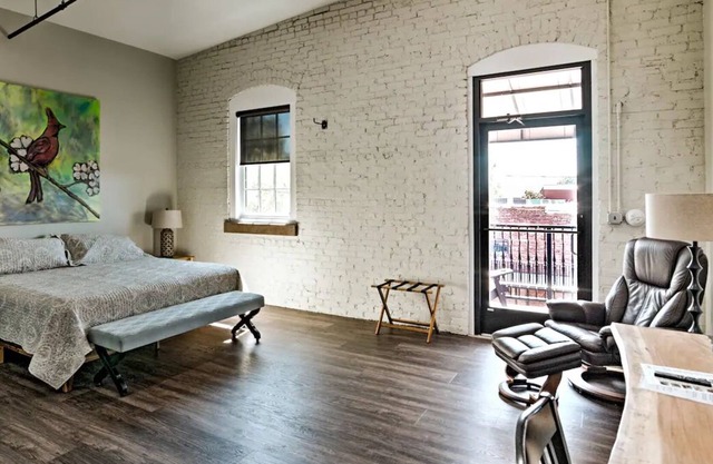 Perfect King Suite w/ Balcony in Downtown Hickory!