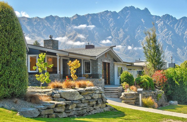 Perfect Location. Cute as holiday home in the heart of old Frankton.