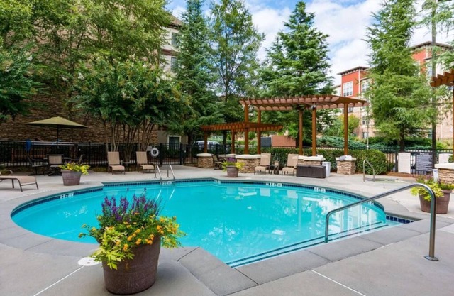 Perfect Location for Your Next Getaway! Convenient Suite w/FREE Breakfast, Pool
