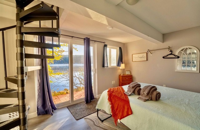 Perfect Modern Lake Front Retreat with Dock! Sleeps 4