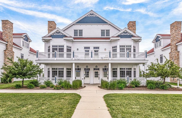 Perfect Paradise - Lakeview Condo w/7 Beds, Jacuzzi, and Balcony