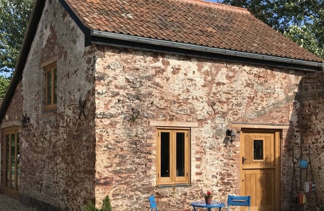 Perfect relaxation! Stone cottage, rural retreat. Shared pool (summer), hot tub.