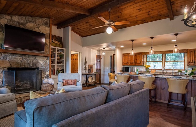 Perfect Upscale 2/2 Indoor/Outdoor Living 4100 elv. 0.8 mi to Main St. New HVAC