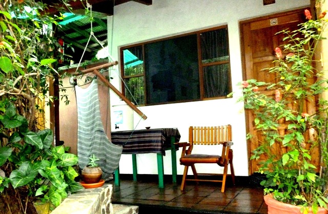 Perfect Work/Rest Garden cottage in Secure Compound at edge of downtown