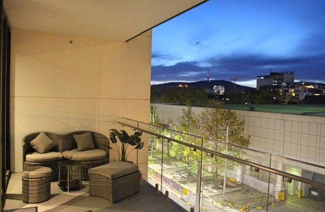 Perfectly Located Modern Apartment - Canberra CBD