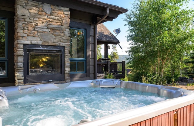 Perfectly Private Fairway Lodge | Hot Tub | Dine Al Fresco