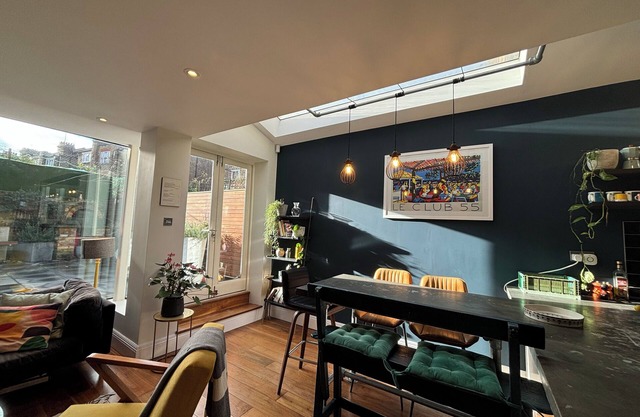 Period-Chic 2BD Flat with Private Patio